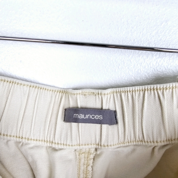 Maurices Tan Twill Pleated Shorts NWT - Picture 4 of 11